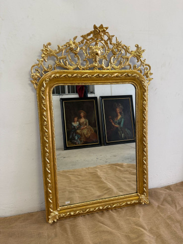 Fantástico espejo isabelino con detalles dorados en oro fino.