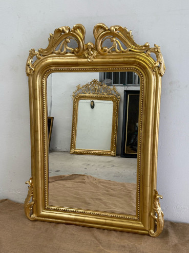 Espejo de madera, estilo modernista, dorado en oro fino.