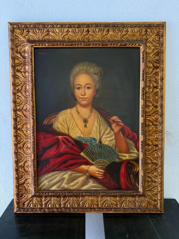 Retrato de mujer, ataviada con joyas y elegante traje, con marco tallado en madera.