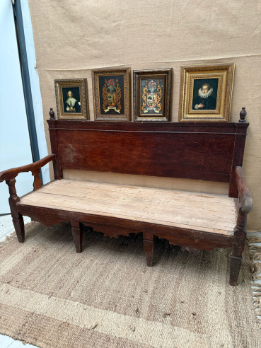 Gran banco de madera.