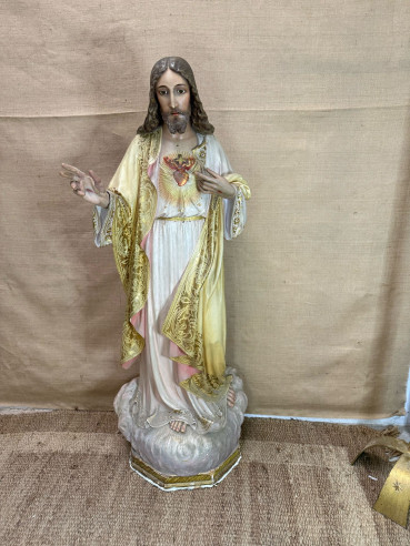 Sagrado Corazón en pasta de olot sobre base de madera.