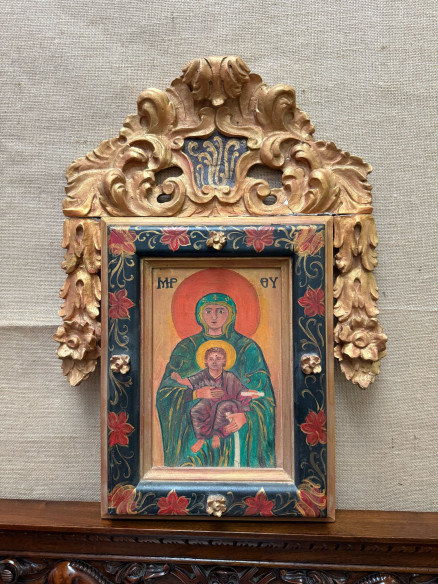 Marco decorado, con tabla pintada y penacho.