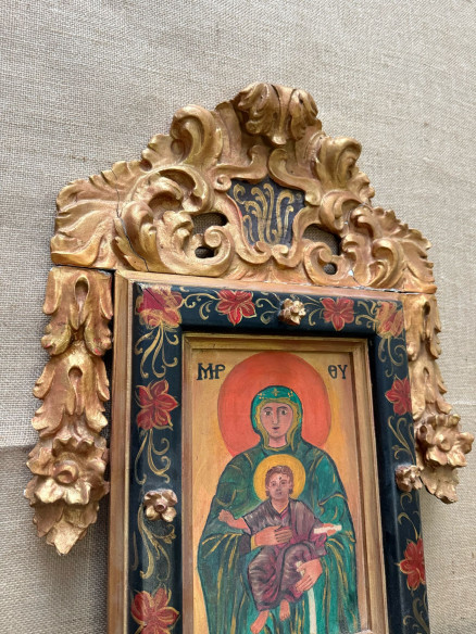 Marco decorado, con tabla pintada y penacho.