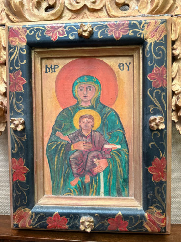 Marco decorado, con tabla pintada y penacho.