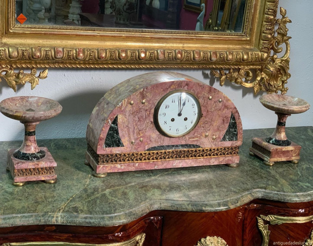 Reloj con guarnición art-deco