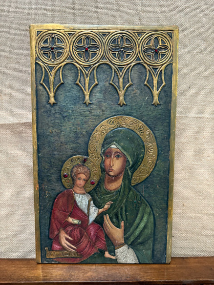 Tabla tallada, pintada a mano, de icono ortodoxo de la virgen con niño y piedras incrustadas.
