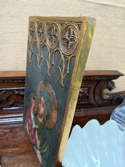 Tabla tallada, pintada a mano, de icono ortodoxo de la virgen con niño y piedras incrustadas.