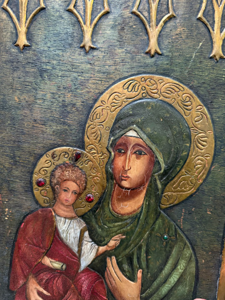 Tabla tallada, pintada a mano, de icono ortodoxo de la virgen con niño y piedras incrustadas.