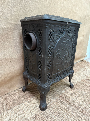 Pequeña chimenea estilo francés en fundición.