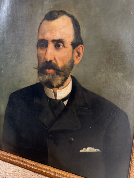Bonito retrato firmado por el pintor Rodríguez de Losada.