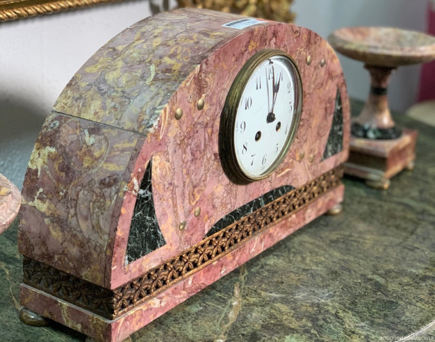 Reloj con guarnición art-deco