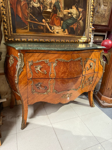 Cómoda francesa decorada en marquetería y bronces, con tapa de mármol en verde italiano.