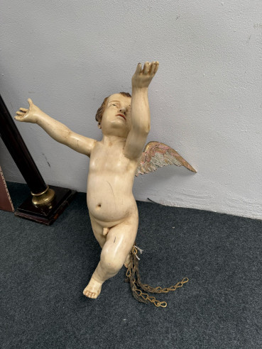 Ángel alado tallado en madera.