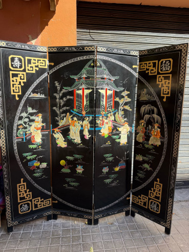 Biombo o paraban oriental con personajes tallados en piedras de colores.