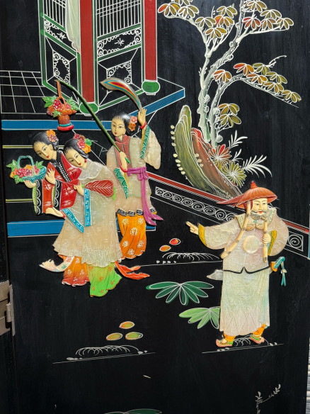 Biombo o paraban oriental con personajes tallados en piedras de colores.