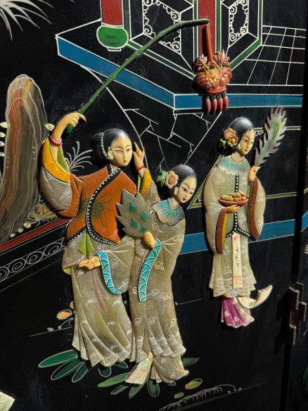 Biombo o paraban oriental con personajes tallados en piedras de colores.