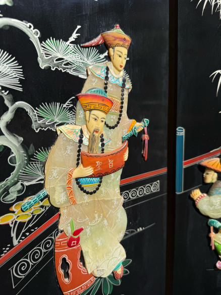 Biombo o paraban oriental con personajes tallados en piedras de colores.
