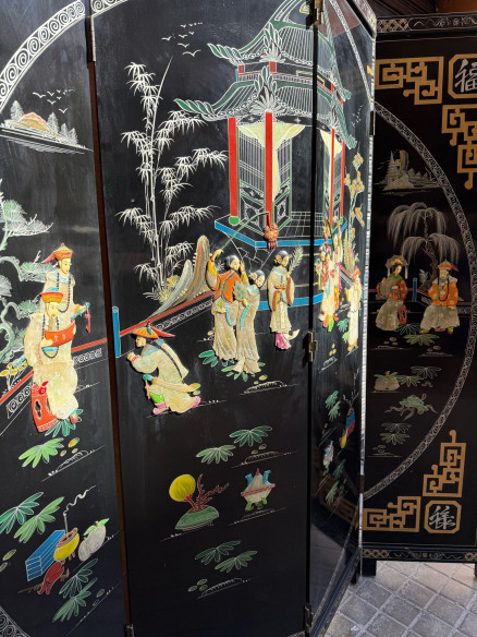 Biombo o paraban oriental con personajes tallados en piedras de colores.