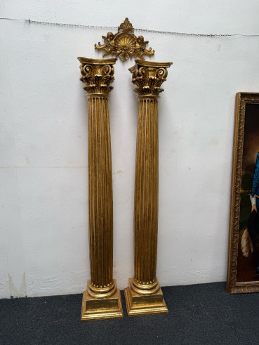 Antigua pareja de columnas talladas en madera