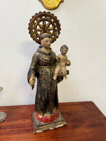 San Antonio con niño tallado en madera y con bonita policromía estofado.