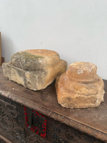 Antiguos capiteles tallados en piedra.
