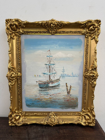 Óleo marinero, barco con velas atado a puerto con bonito marco dorado, (firmado).