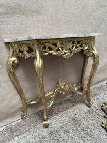 Elegante consola isabelina dorada y tapa de mármol veteado.