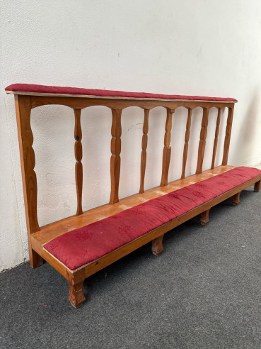 Reclinatorio tapizado para 4 personas.