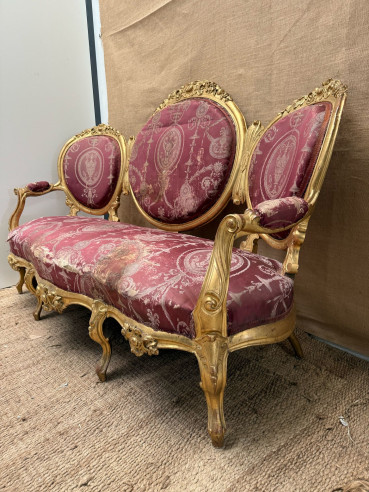 Sofá Francés estilo Luis XVI S. XIX dorado en perfecto estado, tapicería para retapizar.