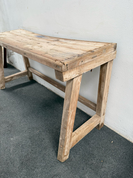 Mesa rústica de matanza en madera natural.