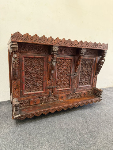 Altar Hindú con bonitas formas, tallas muy elaboradas con herrajes de fraguados.