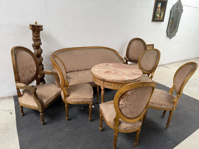 Conjunto de sillería estilo Luis XV, compuesto por sofá, 2 sillones, 1 mesa y 4 sillas.