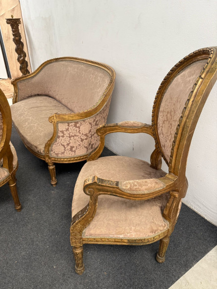 Conjunto de sillería estilo Luis XV, compuesto por sofá, 2 sillones y 4 sillas.