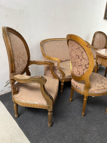Conjunto de sillería estilo Luis XV, compuesto por sofá, 2 sillones y 4 sillas.
