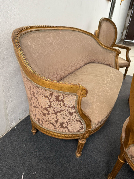 Conjunto de sillería estilo Luis XV, compuesto por sofá, 2 sillones y 4 sillas.