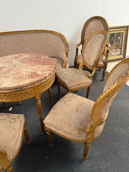 Conjunto de sillería estilo Luis XV, compuesto por sofá, 2 sillones y 4 sillas.