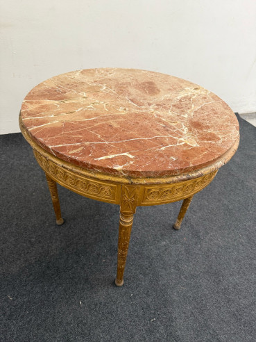 Elegante mesa circular con tapa de mármol veteado, estilo Luis XV.