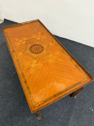 Mesa baja de centro estilo imperio con marquetería, adornos y baranda alrededor todo en bronce.