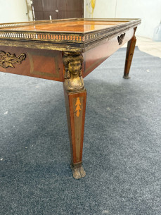 Mesa baja de centro estilo imperio con marquetería,... 2