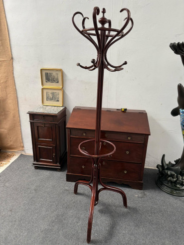 Antiguo perchero thonet años 20.
