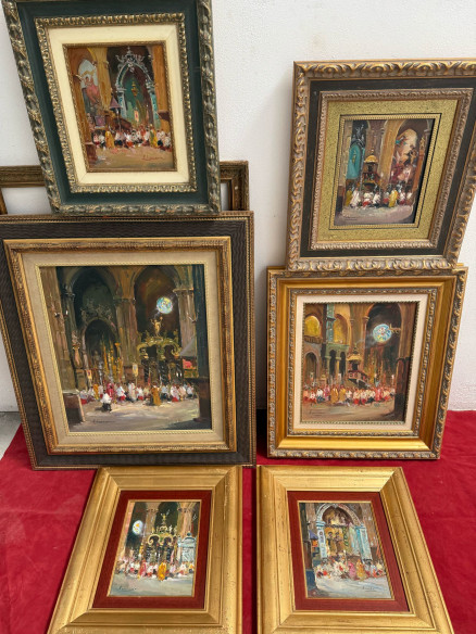 Retablo con grandes arcos arquitectónicos de la iglesia, con sacerdotes, monaguillos y obispos.