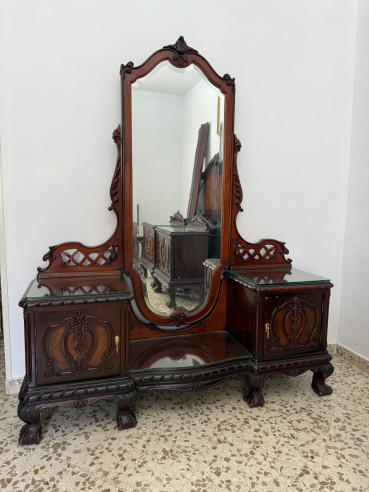 Espejo tocador en madera de caoba con doble puerta S. XIX, con espejo central biselado.