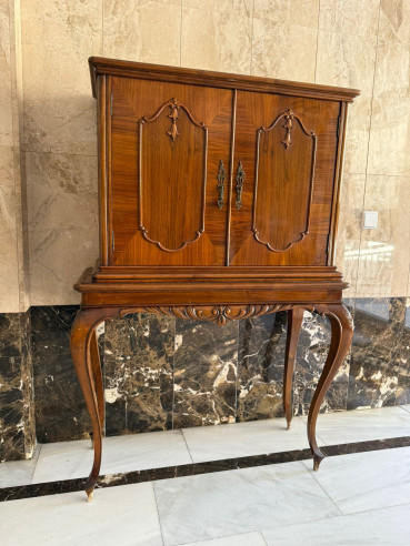 Mueble licorero en madera de nogal, con cristales interiores y balda.