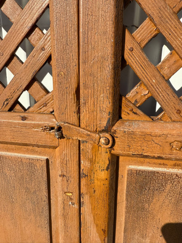 Antigua puerta alacena con celosía S. XIX.