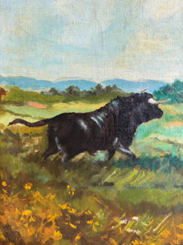 Escena de mayoral a caballo con toro acechando....