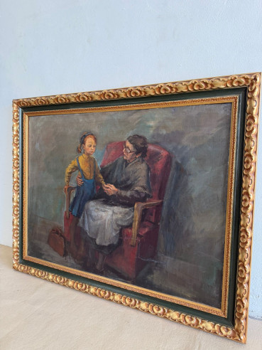 Abuela sobre sillón que recibe a su nieta a la llegada del colegio.