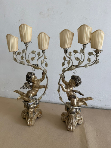 Pareja de Ángeles alados sobre peanas, tallados en madera con 3 candelabros para velas o luz.