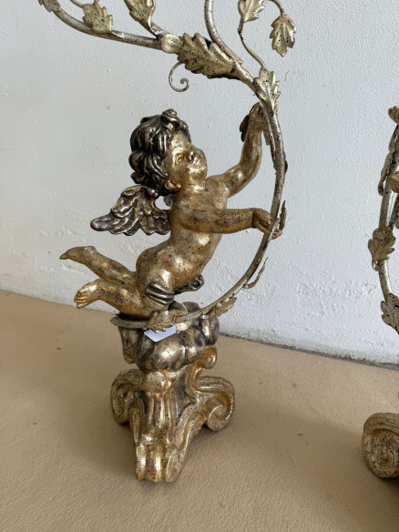 Pareja de Ángeles alados sobre peanas, tallados en madera con 3 candelabros para velas o luz.
