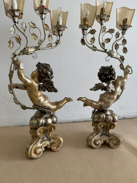 Pareja de Ángeles alados sobre peanas, tallados en madera con 3 candelabros para velas o luz.