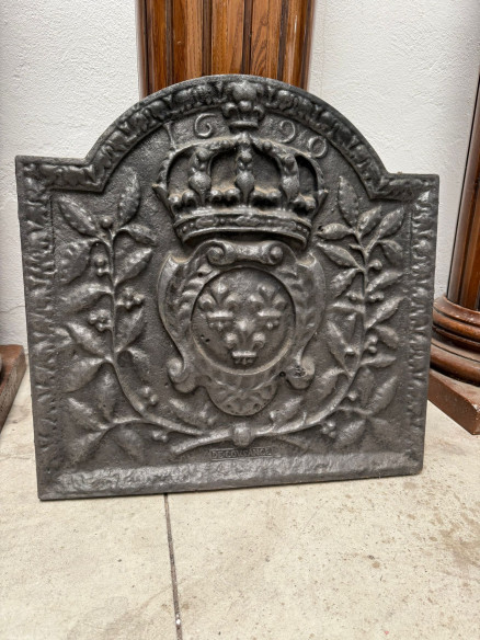 Revestimiento de chimenea francés estilo Luis XIV "Armas de Francia”.